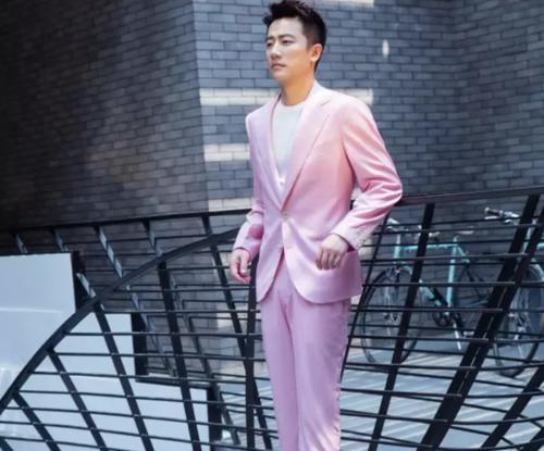 男装套装明星网红,男装套装的明星网红风采
